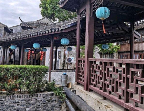 长沙“暴雪一天体验卡”已到期？女生利用树上的积雪体验“局部暴雪”的快乐